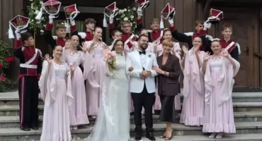 Miłość z folklorem w tle. Tancerz i skrzypaczka „Łukowiaków” powiedzieli sobie „tak”!