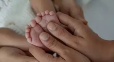 Bliska osoba obok mamy i noworodka. W łukowskim szpitalu powstał Pokój Rodzinny