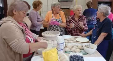 Ziemniak w roli głównej. Królewskie warsztaty kulinarne seniorów w Gołąbkach