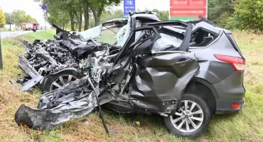 Tragedia na „dwójce”. Czołowe zderzenie z ciężarówką, nie żyje 30-latek