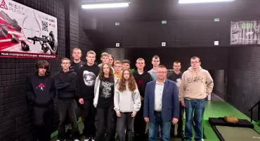 Praktyczna lekcja i integracja. Uczniowie leśnictwa z Adamowa na strzelnicy w Radoryżu Smolanym