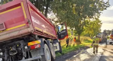 Tragedia na drodze wojewódzkiej nr 807. Ciężarówka uderzyła w drzewo, kierowca zginął na miejscu