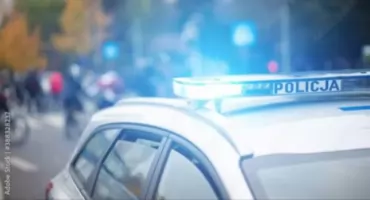 Dwie kolizje w kilka minut pod szkołą w Gołaszynie. Rozbite Seat, Dacia i Opel