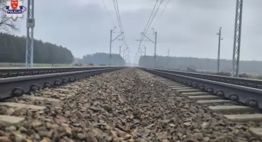 O krok od tragedii na torach w Jedlance. Betonowe bloki na szyny zrzucił... 12-latek