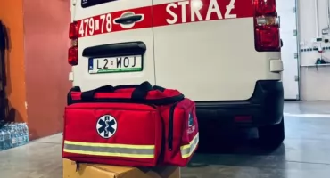 Nowy sprzęt medyczny dla OSP Wojcieszków. Lokalna firma wspiera druhów