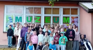 Uczniowie z Oszczepalina uczą się historii i oddają hołd ofiarom II wojny