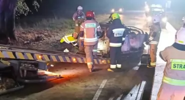 Tragedia pod Łukowem! Samochód uderzył w drzewo i spłonął, kierowca zginął na miejscu