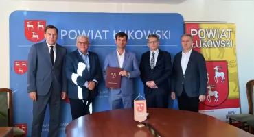 Prawie 2 miliony złotych na drogi w powiecie łukowskim. Umowy z wykonawcą podpisane