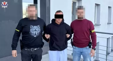 Potrącił policjanta i uciekł. 22-latek bez prawa jazdy z zarzutami