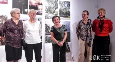 Światło, kadry i pasja. Uzdolnione fotografki z ŁUTW otworzyły nową wystawę w ŁOK