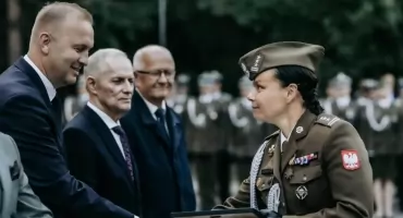 Odsłonięto popiersie gen. Kleeberga w 19. LBZm. Samorządowcy i dowódcy wśród wyróżnionych przez wojsko