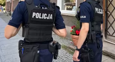 Agresywni napastnicy zaatakowali policjanta. Wyrwali mu pałkę i uderzali nią w głowę