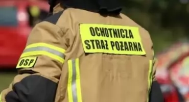 DRAMAT W HORDZIEŻY! Płonął samochód tuż obok zabudowań. Sytuacja była groźna