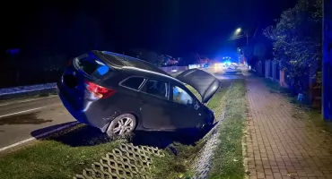 Dramat pod osłoną nocy! Auta wylądowały w rowie, na miejscu mnóstwo służb [ZDJĘCIA]