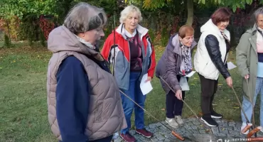 Piosenka, taniec i ciepło ogniska. Seniorzy z Łukowa zainaugurowali jesień w doskonałych nastrojach