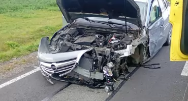 Koszmar na krzyżówce. 18-latek w potężnym Audi wjechał w Opla. Staruszka trafiła do szpitala!