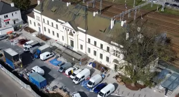 Nowych miejsc parkingowych przy Okrzei w Łukowie nie będzie? Kolej mówi jasne „nie”