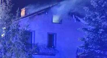 Groźny pożar w Krzywdzie. W ogniu stanęło poddasze budynku mieszkanego
