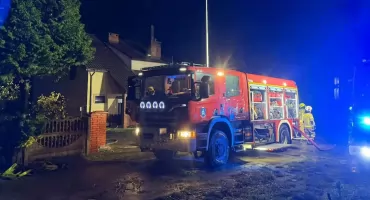 Gęsty dym i walka z czasem w Krzywdzie. Groźny pożar domu jednorodzinnego (AKTUALIZACJA)