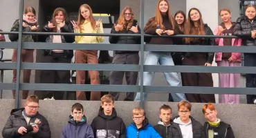 Próba „dołka”, policyjny radiowóz i trudne pytania. Nietypowa lekcja uczniów łukowskiej „Czwórki”