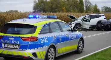 Groźny wypadek w Wierzejkach. Samochód dachował, dwie osoby trafiły do szpitala – w tym jedna przetransportowana śmigłowcem LPR