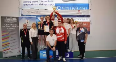 Wielki sukces młodych tenisistów z Huty Dąbrowy! Dziewczęta mistrzyniami województwa, chłopcy na podium