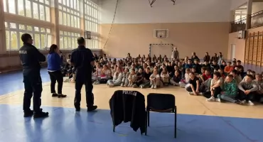 Edukacja przez profilaktykę. Policjanci uczyli uczniów w Wojcieszkowie zasad bezpieczeństwa