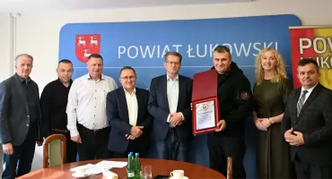 Powiat Łukowski doceniony przez wojsko. Pamiątkowy grawerton za wzorową kwalifikację wojskową